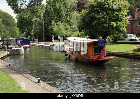 Bateau en bois élégant près de Hurley verrou sur la Tamise dans le Berkshire Banque D'Images