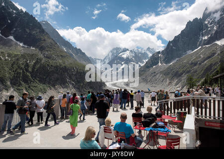 Chamonix-Mont-Blanc (Haute-Savoie, Alpes françaises, l'est de la France) : les touristes à la recherche de la vallée de Glace glacier 'mer' (mer de glace) à partir de la terrasse de Banque D'Images