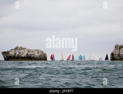 Les Aiguilles rondes disponibles à l'extrémité ouest de l'île de Wight au cours de la tour de l'Île 2017 yacht race Banque D'Images