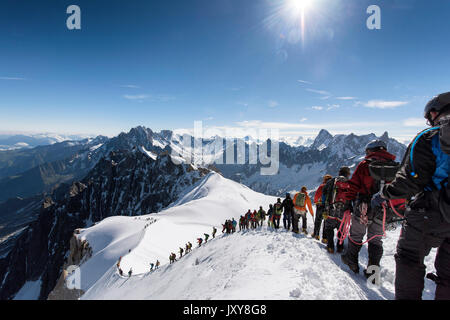 Alpinistes encordés ensemble sur le chemin de l'Aiguille du Midi Banque D'Images