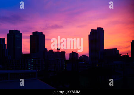 Ville Silhouette avec l'aube et le ciel magnifique.beau moment avec ciel coloré sur city.Immeuble avec ciel coloré au matin.Bangkok City et coloré Banque D'Images