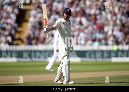 L'Angleterre Alastair Cook reconnaît la foule après avoir atteint ses cinquante au cours de la première journée du premier test match Investec à Edgbaston, Birmingham. Banque D'Images