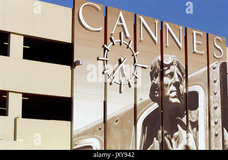 CANNES FRANCE - Jean GABIN GRAND TABLEAU SUR L'ANCIENNE GARE DE CANNES - JEAN RENOIR MOOVE LA BÊTE HUMAINE - SIVER FILM © Frédéric Beaumont Banque D'Images