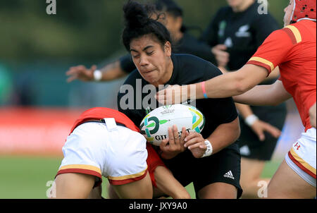 New Zealand's Victoria Subritzky-Nafatali est abordé au cours de la 2017 Coupe du Monde féminine, la piscine un match au parc de Billings, UCD Dublin. Banque D'Images