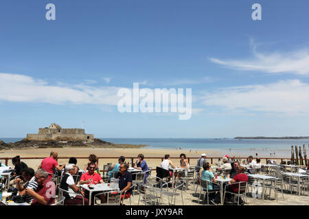 Saint-Malo (Bretagne, nord-ouest de la France) : l'atmosphère sur une terrasse de café au bas de la ville de remparts. Terrasse de 'La Buvette des Bains', ville Banque D'Images