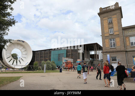 Cherbourg (nord-ouest de la France) : 'Cité de la Mer" (Ville de la mer), musée maritime dans le terminal des croisières de Cherbourg. Vue extérieure du site Banque D'Images