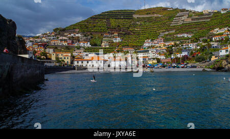 Madère - Village de Camara de Lobos de l'océan avec de l'eau dans le pagayeur et vert les bananiers Banque D'Images