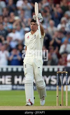 L'Angleterre Alastair Cook célèbre son siècle au cours de la première journée du premier test match Investec à Edgbaston, Birmingham. Banque D'Images