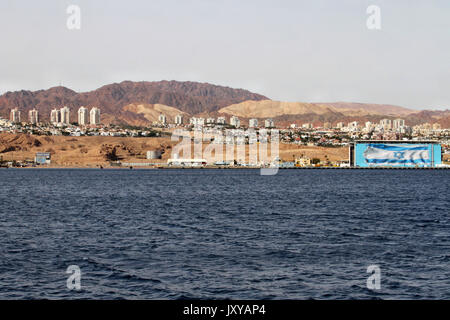 Le drapeau israélien le plus long du monde murale est vu à Eilat à partir d'un bateau sur la mer Rouge. Banque D'Images