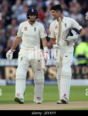 L'Angleterre Alastair Cook (à droite) célèbre son siècle avec Joe pendant jour Racine l'un des premiers Test-match Investec à Edgbaston, Birmingham. Banque D'Images