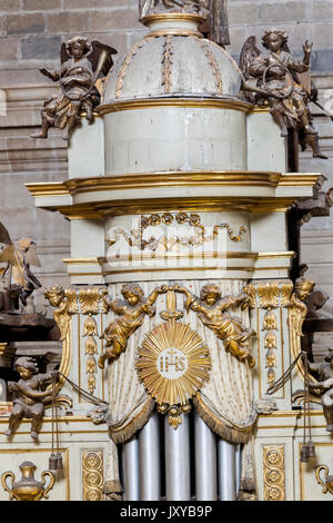 Jaen, Espagne - mai 2016, 2 : Détail de la tourelle supérieure de la boîte de l'orgue avec les anges musiciens, est sur le chœur dans le côté de l'épître de la Banque D'Images