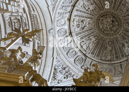 Jaen, Espagne - mai 2016, 2 : Détail de dome avec quatre évangélistes à leurs pendentifs, et est décoré de huit chiffres d'anges-musiciens, vault ce Banque D'Images