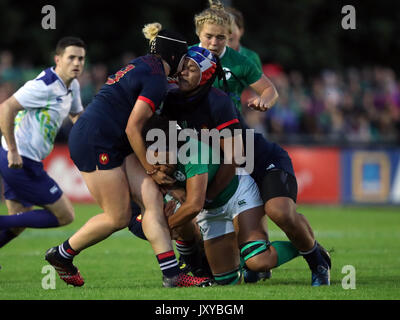 France's Safi N'Diaye et Céline Ferer clash comme ils s'attaquer à l'Irlande Sophie Spence (centre) au cours de la 2017 Coupe du Monde féminine, le bassin C correspondent à l'UCD Bol, Dublin. Banque D'Images