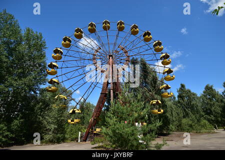 Relations sérieuses in abandonnés juste amusement park zone d'exclusion de Tchernobyl Banque D'Images