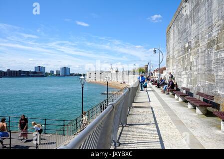 Anciennes fortifications à l'entrée du port de Portsmouth Hampshire UK Banque D'Images