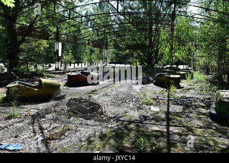 Relations sérieuses in abandonnés juste amusement park zone d'exclusion de Tchernobyl Banque D'Images