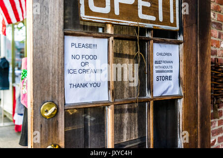 Bar Harbor, États-Unis - le 8 juin 2017 : Open sign sur porte magasin indiquant pas de nourriture ou de crème glacée à l'intérieur, au centre-ville de village Banque D'Images