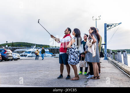 Bar Harbor, États-Unis - le 8 juin 2017 : la famille indienne en tenant à l'aide de photo selfies stick et le téléphone mobile au centre-ville de village en été Banque D'Images