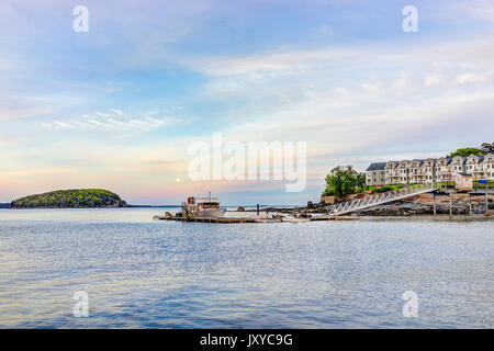 Bar Harbor, États-Unis - le 8 juin 2017 : Avis de dock et hôtel du centre-ville de village en été pendant le coucher du soleil avec la pleine lune du crépuscule Banque D'Images