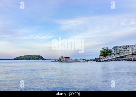 Bar Harbor, États-Unis - le 8 juin 2017 : Avis de dock et hôtel du centre-ville de village en été pendant le coucher du soleil avec la pleine lune du crépuscule Banque D'Images