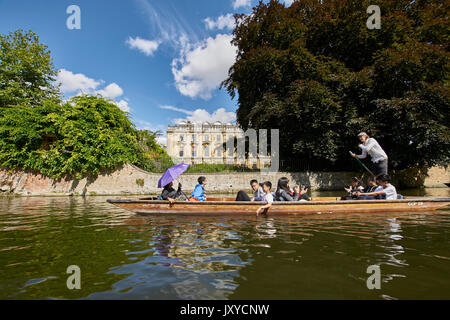 Scudamore & plates sur la rivière Cam, Cambridge. L'autonomie publique et parieurs en barque avec chauffeur. Les collèges universitaires et les bâtiments en arrière-plan. Banque D'Images