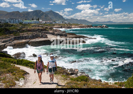 Deux femmes marchant le long de la 'whale trail' sentier côtier à Hermanus, afrique du sud. Banque D'Images