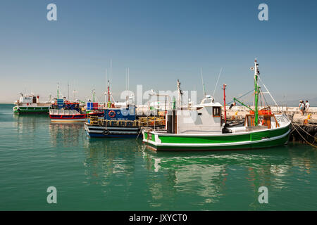 Bateaux de pêche dans le port de Kalk Bay Cape Town's côte de l'Océan Indien. Banque D'Images