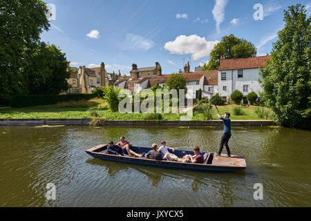 Scudamore punt sur la rivière Cam, Cambridge. L'auto-puntation publique. Cottages en arrière-plan. Banque D'Images