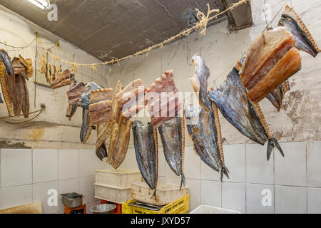 Le séchage du poisson dans la cuisine de lusitania pêches, Cape Town. Banque D'Images