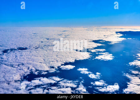 Nuages et ciel bleu vu d'avion Banque D'Images