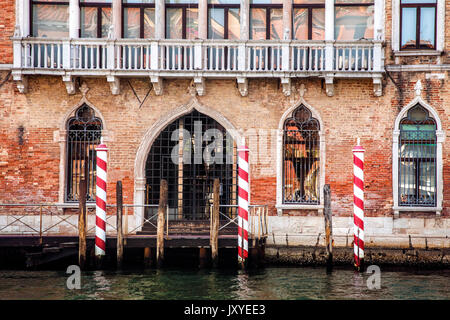 Entrée d'un bâtiment juste à côté du Grand Canal de Venise, Italie. Banque D'Images