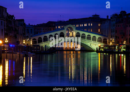 Le crépuscule sur la célèbre Pont Rialto enjambant le Grand Canal à Venise, Italie. Banque D'Images