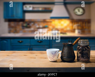 Cuisine de campagne dans le style de 'Provence' avec un arrière-plan flou. en premier plan et une tasse de café avec la banque. Banque D'Images
