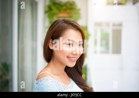 Sans soucis. Woman relaxing on balcon à la maison Banque D'Images