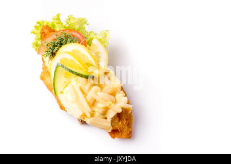 Des spécialités danoises et des plats nationaux, de haute qualité, sandwich ouvert isolé sur fond blanc. Filet de poisson et garnir de citron et rémoulade Banque D'Images