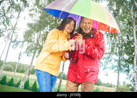 Couple avec un parapluie arc-en-ciel Banque D'Images