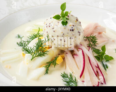 Okroshka avec du poulet et une boule de glace à la moutarde sur le kéfir Banque D'Images