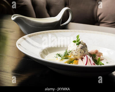 Okroshka avec du poulet et une boule de glace à la moutarde sur le kéfir Banque D'Images