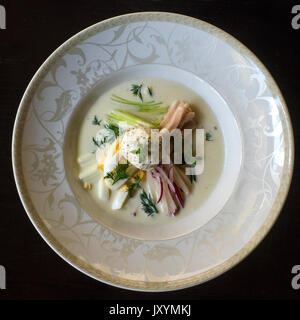 Okroshka avec du poulet et une boule de glace à la moutarde sur le kéfir Banque D'Images