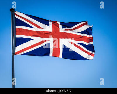 Drapeaux Union Jack, rétroéclairé par Sunshine Banque D'Images