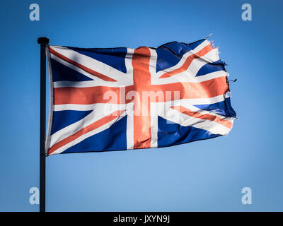 Drapeaux Union Jack, rétroéclairé par Sunshine Banque D'Images