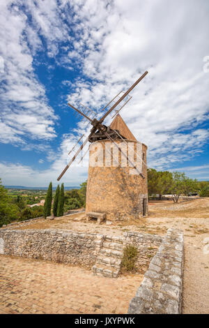 Ancien moulin en pierre à Saint Saturnin les Apt, Provence, France Banque D'Images