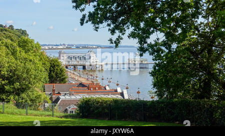 Vue aérienne de Penarth Pier et de l'Esplanade des Docks de Cardiff dans l'arrière-plan prise de la falaise Hill à Penarth. Banque D'Images