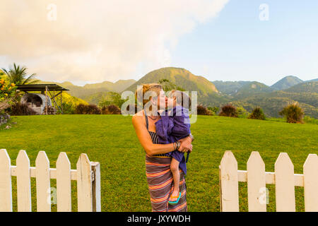 Caucasian mother carrying et kissing son Banque D'Images