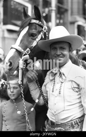 Gene Autry, Hollywood's cow-boy chantant avec cheval Champion entouré par des groupes de jeunes à Empress Hall Juillet 1953 Banque D'Images