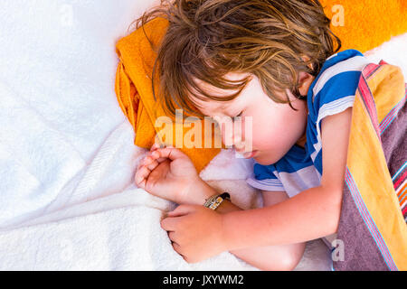 Woman laying on , dormir Banque D'Images