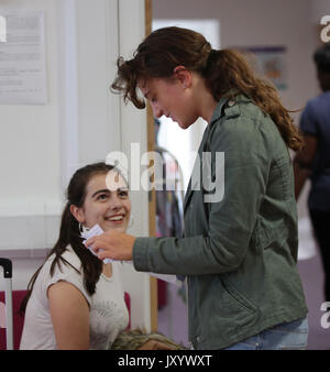 Les élèves réagissent après avoir recueilli leurs résultats De niveau A à la St Annes Catholic High School for Girls, dans le nord de Londres. Banque D'Images