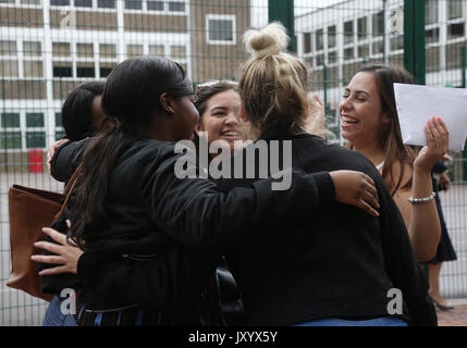 Les élèves réagissent après leur collecte les résultats au niveau de l'un à St Anne&Otilde;s Catholic High School for Girls dans le nord de Londres. Banque D'Images