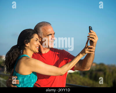 Vieux couple posant pour selfies téléphone cellulaire Banque D'Images