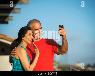 Vieux couple forme et posant pour selfies téléphone cellulaire Banque D'Images